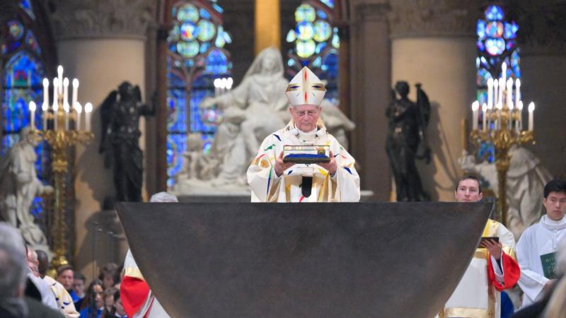 Intérieur de Notre-Dame de Paris en cours de restauration avec le pape en pensée
